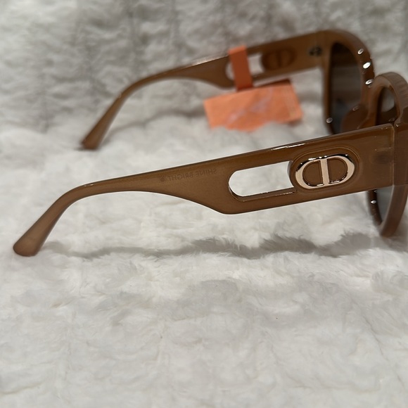 NWT Golden Hour 100% UV Protection Tan Sun Glasses with Goldtone embellished. - Picture 4 of 6